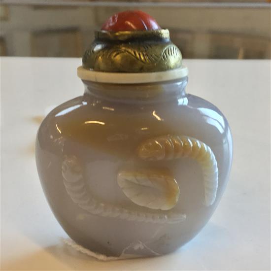 Chinese cameo agate snuff bottle, 19th / 20th century, 4.2cm